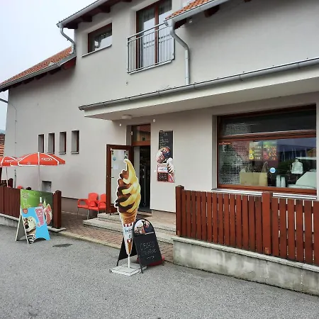 Maison d'hôtes Zahrada Nad Rekou, Restaurace A Kavarna - Parkovani Gratis