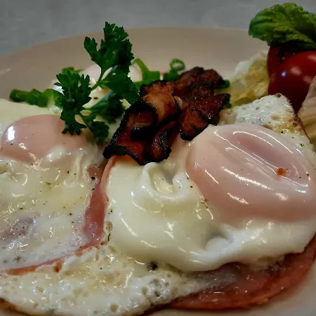 Zahrada Nad Rekou, Restaurace A Kavarna - Parkovani Gratis Гостевой дом Zlata Koruna