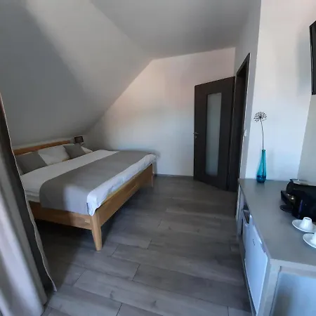 Guest house Zahrada Nad Rekou, Restaurace A Kavarna - Parkovani Gratis Zlata Koruna