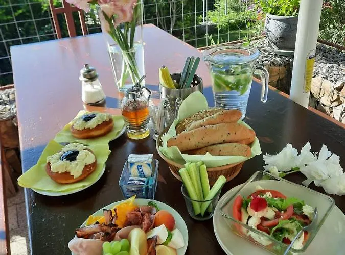 Zahrada Nad Rekou, Restaurace A Kavarna - Parkovani Gratis Gæstehus 4*