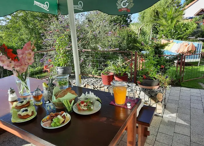 Zahrada Nad Rekou, Restaurace A Kavarna - Parkovani Gratis Gæstehus