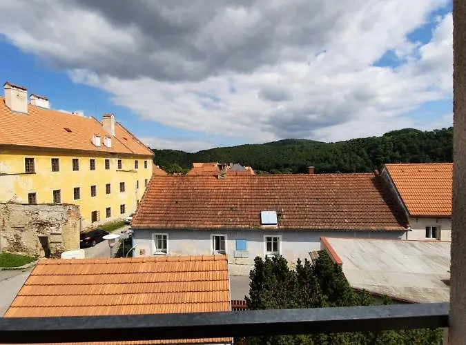 Gæstehus Zahrada Nad Rekou, Restaurace A Kavarna - Parkovani Gratis Zlatá Koruna